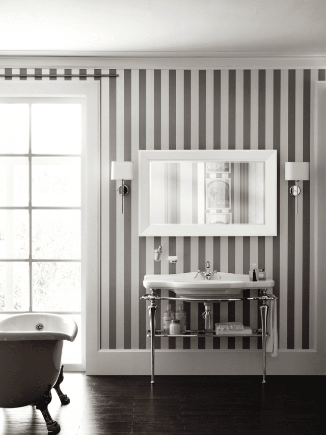 È cromata la struttura della consolle Symphonie della collezione Magnifica di Scavolini Bathrooms. Sopra vi poggia il lavabo in ceramica bianca sanitaria a 85 cm da terra. Il lavabo misura L 110 x P 54 cm. Prezzo su richiesta. www.scavolini.com È cromata la struttura della consolle Symphonie della collezione Magnifica di Scavolini Bathrooms. Sopra vi poggia il lavabo in ceramica bianca sanitaria a 85 cm da terra. Il lavabo misura L 110 x P 54 cm. Prezzo su richiesta. www.scavolini.com