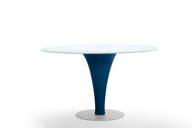 Il tavolo Giglio di MaMà Design Italia ha il piano rotondo realizzato in vetro extra chiaro in contrasto con la base scultorea rivestita in tessuto Vuelta sfoderabile. Misura ø 130 x H 75 cm. Prezzo 1.585 euro per la versione base. www.mamadesignitalia.com Il tavolo Giglio di MaMà Design Italia ha il piano rotondo realizzato in vetro extra chiaro in contrasto con la base scultorea rivestita in tessuto Vuelta sfoderabile. Misura ø 130 x H 75 cm. Prezzo 1.585 euro per la versione base. www.mamadesignitalia.com