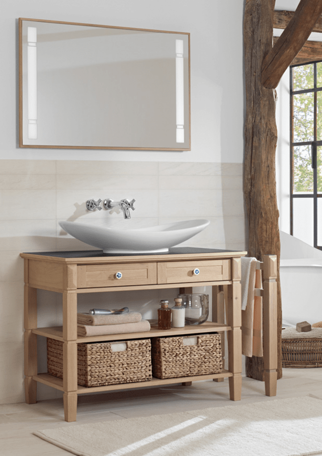 Ha due cassetti, due ripiani e due ceste in legno rovere massello impiallacciato rovere il mobile True Oak di Villeroy & Boch. I cassetti hanno maniglie in ceramica. Misura L 100 x P 55 x H 77 cm. Prezzo, Iva esclusa, 2.791 euro. Il lavabo My Nature misura L 61 x P 36 cm e costa, Iva esclusa, 600 euro. www.villeroy-boch.it Ha due cassetti, due ripiani e due ceste in legno rovere massello impiallacciato rovere il mobile True Oak di Villeroy & Boch. I cassetti hanno maniglie in ceramica. Misura L 100 x P 55 x H 77 cm. Prezzo, Iva esclusa, 2.791 euro. Il lavabo My Nature misura L 61 x P 36 cm e costa, Iva esclusa, 600 euro. www.villeroy-boch.it