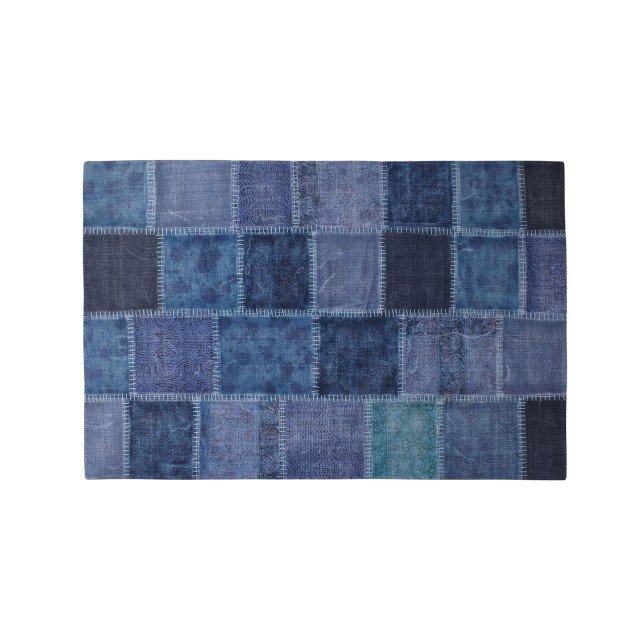 Il tappeto patchwork di Coincasa porta nel living tutte le tonalità del blu; le grandi cuciture a vista lo rendono insolito e originale. Misura L 120 x P 180 cm. Prezzo 149 euro. www.coin.it Il tappeto patchwork di Coincasa porta nel living tutte le tonalità del blu; le grandi cuciture a vista lo rendono insolito e originale. Misura L 120 x P 180 cm. Prezzo 149 euro. www.coin.it