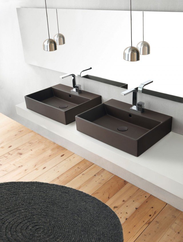 Ha linee essenziali, pure e geometriche il lavabo da appoggio rettangolare Smile di Cielo qui nella finitura Cacao della linea Terre di Cielo. Misura L 60 x P 46 cm. Prezzo, Iva e rubinetteria escluse, 705 euro. www.ceramicacielo.it Ha linee essenziali, pure e geometriche il lavabo da appoggio rettangolare Smile di Cielo qui nella finitura Cacao della linea Terre di Cielo. Misura L 60 x P 46 cm. Prezzo, Iva e rubinetteria escluse, 705 euro. www.ceramicacielo.it