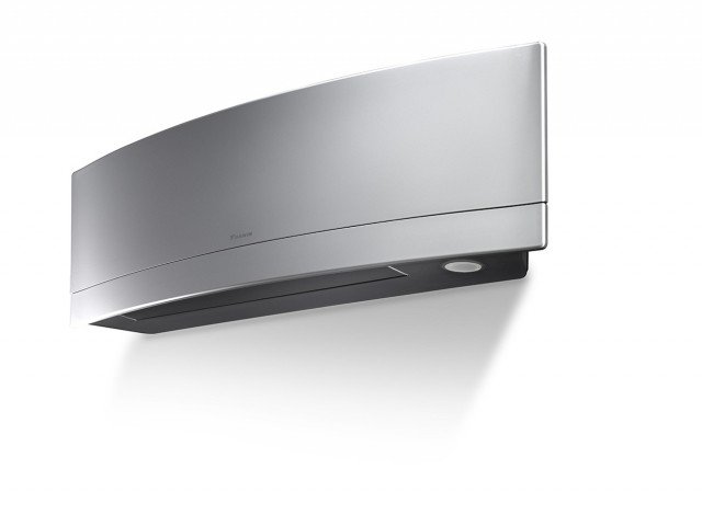 Il profilo slanciato e arrotondato caratterizza il climatizzatore Emura di Daikin. In classe A+++, ha flusso d’aria tridimensionale con oscillazione verticale e orizzontale per una distribuzione omogenea in tutto il locale. Ultra silenzioso con solo 19 dB(A) di pressione sonora, può essere gestito da remoto. Misura L 99,8 x P 21,2 x H 30,3 cm. Per il modello da 6.800 Btu/h, prezzo 1.400 euro. www.daikin.it Il profilo slanciato e arrotondato caratterizza il climatizzatore Emura di Daikin. In classe A+++, ha flusso d’aria tridimensionale con oscillazione verticale e orizzontale per una distribuzione omogenea in tutto il locale. Ultra silenzioso con solo 19 dB(A) di pressione sonora, può essere gestito da remoto. Misura L 99,8 x P 21,2 x H 30,3 cm. Per il modello da 6.800 Btu/h, prezzo 1.400 euro. www.daikin.it