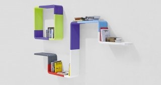 Liquorice di B-Line ha una forma a “L” che ricorda la famosa rotella di liquerizia, è interamente realizzata in polietilene stampato: è leggera e resistente e permette di realizzare infinite composizioni. Può essere utilizzata anche all’esterno. Misura L 67,5 x P 28,8 x H 25 cm. Prezzo di un modulo 135 euro. www.b-line.it Liquorice di B-Line ha una forma a “L” che ricorda la famosa rotella di liquerizia, è interamente realizzata in polietilene stampato: è leggera e resistente e permette di realizzare infinite composizioni. Può essere utilizzata anche all’esterno. Misura L 67,5 x P 28,8 x H 25 cm. Prezzo di un modulo 135 euro. www.b-line.it
