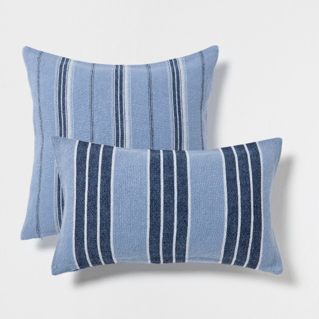 Un motivo a righe marinare per i cuscini in puro lino di Zarahome disponibili in due formati. Misurano L 30 x 50 cm e L 50 x P 50 cm. Prezzo rispettivamente 33,98 euro e 41,98 euro. www.zarahome.com Un motivo a righe marinare per i cuscini in puro lino di Zarahome disponibili in due formati. Misurano L 30 x 50 cm e L 50 x P 50 cm. Prezzo rispettivamente 33,98 euro e 41,98 euro. www.zarahome.com