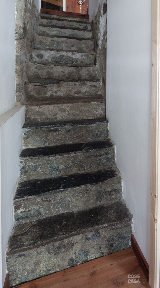 La scala in pietra faceva già parte dell’edificio, ma è stata completamente ripristinata nella sua funzionalità e nell’estetica, utilizzando anche le lose del vecchio tetto eliminato per sostituire alcune lastre mancanti a copertura delle pedate. Con una mano di primer applicata a tutta la rampa si sono protette anche le alzate che tendono a “sfarinarsi”. La scala in pietra faceva già parte dell’edificio, ma è stata completamente ripristinata nella sua funzionalità e nell’estetica, utilizzando anche le lose del vecchio tetto eliminato per sostituire alcune lastre mancanti a copertura delle pedate. Con una mano di primer applicata a tutta la rampa si sono protette anche le alzate che tendono a “sfarinarsi”.