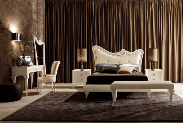 FERRETTI & FERRETTI Camera da letto classica della collezione Today di Ferretti & Ferretti disegnata dal designer Leonardo Ciampi. Letto di pregio sagomato con fregio e pannello imbottito. Misure letto L 209 x P 228 x H 152 cm. Comodino con anteriori laccati e piedini con capitello fregiato, frontalino e top in frassino. Camera da letto componibile con: letto, comodini, scrittoio con poltroncina imbottita, panchetta fondo letto curva imbottita, specchiera sagomata con decoro di pregio, comò e armadio 2 ante scorrevoli (L 289 x P 70 x H 252 cm). L’armadio presenta come dotazione interna: 2 ripiani bordo stondato;
3 bastoni legno appendiabiti; 1 cassettiera a 6 cassetti. www.ferrettieferretti.it FERRETTI & FERRETTI Camera da letto classica della collezione Today di Ferretti & Ferretti disegnata dal designer Leonardo Ciampi. Letto di pregio sagomato con fregio e pannello imbottito. Misure letto L 209 x P 228 x H 152 cm. Comodino con anteriori laccati e piedini con capitello fregiato, frontalino e top in frassino. Camera da letto componibile con: letto, comodini, scrittoio con poltroncina imbottita, panchetta fondo letto curva imbottita, specchiera sagomata con decoro di pregio, comò e armadio 2 ante scorrevoli (L 289 x P 70 x H 252 cm). L’armadio presenta come dotazione interna: 2 ripiani bordo stondato;
3 bastoni legno appendiabiti; 1 cassettiera a 6 cassetti. www.ferrettieferretti.it