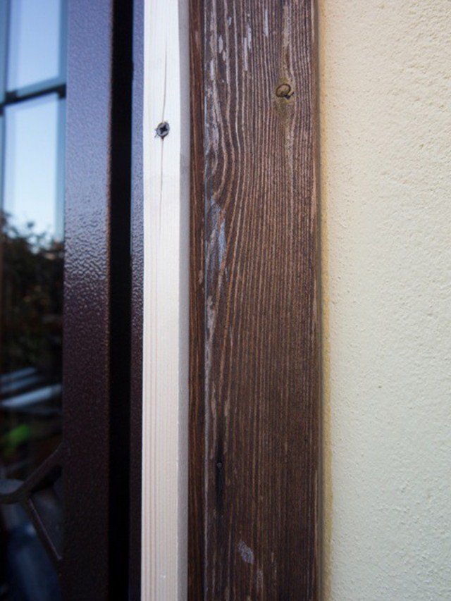 2. pareggiare gli spessori Così facendo, i listelli avranno lo stesso spessore degli originari coprifili esterni (la “cornice”) al vecchio telaio della persiana. 2. pareggiare gli spessori Così facendo, i listelli avranno lo stesso spessore degli originari coprifili esterni (la “cornice”) al vecchio telaio della persiana.