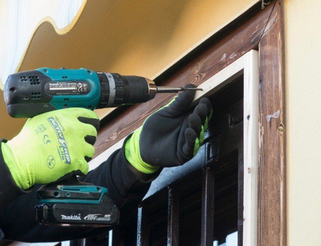 3. completamento del perimetro I listelli vengono applicati su tutto il perimetro della vecchia persiana utilizzando un avvitatore automatico e viti specifiche per il legno. 3. completamento del perimetro I listelli vengono applicati su tutto il perimetro della vecchia persiana utilizzando un avvitatore automatico e viti specifiche per il legno.