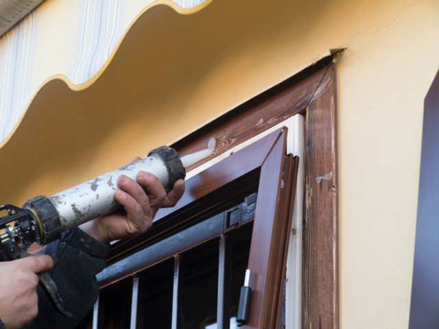 4. i nuovi coprifili Il passaggio successivo sarà quello di “coprire” la vecchia cornice delle persiane con i nuovi coprifili. 4. i nuovi coprifili Il passaggio successivo sarà quello di “coprire” la vecchia cornice delle persiane con i nuovi coprifili.