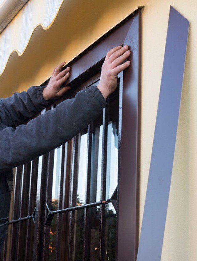 8. Applicazione della cornice I nuovi coprifili in alluminio effetto legno possono ora esseri applicati sulla vecchia cornice. 8. Applicazione della cornice I nuovi coprifili in alluminio effetto legno possono ora esseri applicati sulla vecchia cornice.