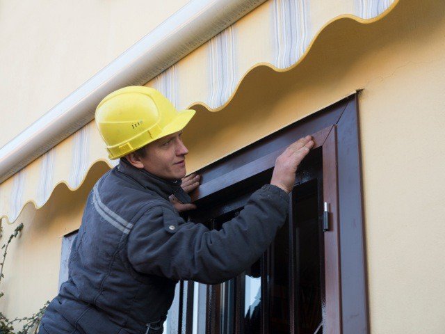 9. SISTEMAZIONE DEL TELAIO Dopo averlo posizionato, si effettua un ultimo controllo della corrispondenza dei tagli. 9. SISTEMAZIONE DEL TELAIO Dopo averlo posizionato, si effettua un ultimo controllo della corrispondenza dei tagli.