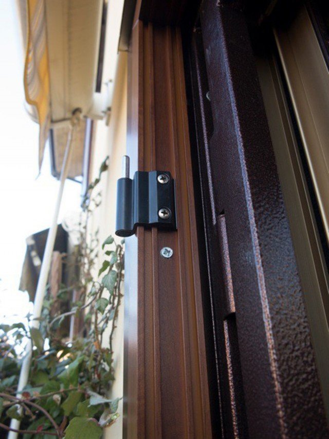 11. le cerniere Il nuovo telaio è dotato di cerniere in alluminio rinforzate, che assicurano una tenuta adeguata alle dimensioni e al peso delle ante. 11. le cerniere Il nuovo telaio è dotato di cerniere in alluminio rinforzate, che assicurano una tenuta adeguata alle dimensioni e al peso delle ante.