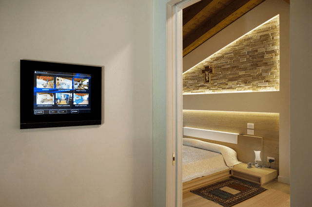 Touch screen AVE con cornice completamente in cristallo a specchio nero lucido da 15” Touch screen AVE con cornice completamente in cristallo a specchio nero lucido da 15”