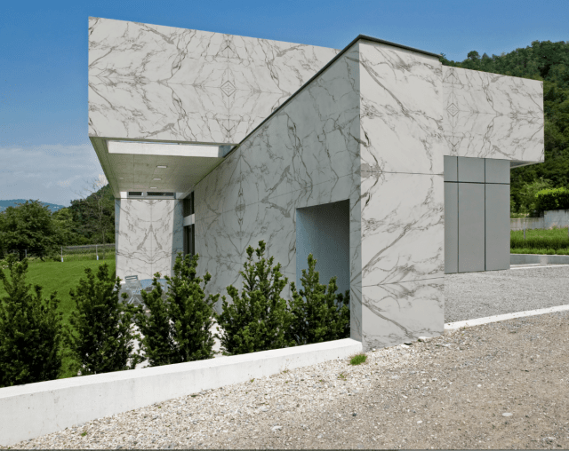 L'applicazione di Dekton® per facciate ventilate dà forma a un design uniforme che riveste le pareti di qualunque tipo di costruzione come fosse uno strato di pelle. Peculiarità quali l’alta resistenza a congelamento, scongelamento e raggi UV, la buona stabilità cromatica e l’alta resistenza alle macchie, ne fanno il materiale ideale nell’applicazione a facciata. L'applicazione di Dekton® per facciate ventilate dà forma a un design uniforme che riveste le pareti di qualunque tipo di costruzione come fosse uno strato di pelle. Peculiarità quali l’alta resistenza a congelamento, scongelamento e raggi UV, la buona stabilità cromatica e l’alta resistenza alle macchie, ne fanno il materiale ideale nell’applicazione a facciata.