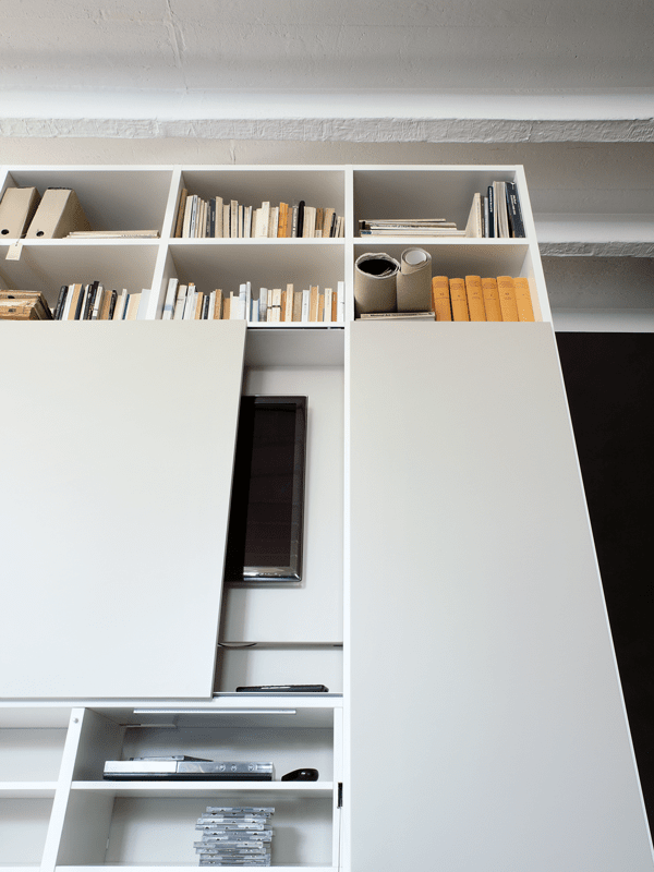 Il sistema Selecta di Officinadesign Lema vanta una ricca gamma di finiture, gradevoli alla vista e al tatto, oltre che particolarmente resistenti all’usura. Sia le essenze lignee che le finiture lucide e opache sono raffinate, dal punto di vista estetico, e prestazionali, da quello della resistenza. In particolare tra le finiture, la laccatura opaca include al suo interno microsfere di poliammide che la rendono altamente resistente ai graffi e alle abrasioni, ottenendo così un prodotto dalle superfici praticamente inattaccabili. Il sistema Selecta di Officinadesign Lema vanta una ricca gamma di finiture, gradevoli alla vista e al tatto, oltre che particolarmente resistenti all’usura. Sia le essenze lignee che le finiture lucide e opache sono raffinate, dal punto di vista estetico, e prestazionali, da quello della resistenza. In particolare tra le finiture, la laccatura opaca include al suo interno microsfere di poliammide che la rendono altamente resistente ai graffi e alle abrasioni, ottenendo così un prodotto dalle superfici praticamente inattaccabili.