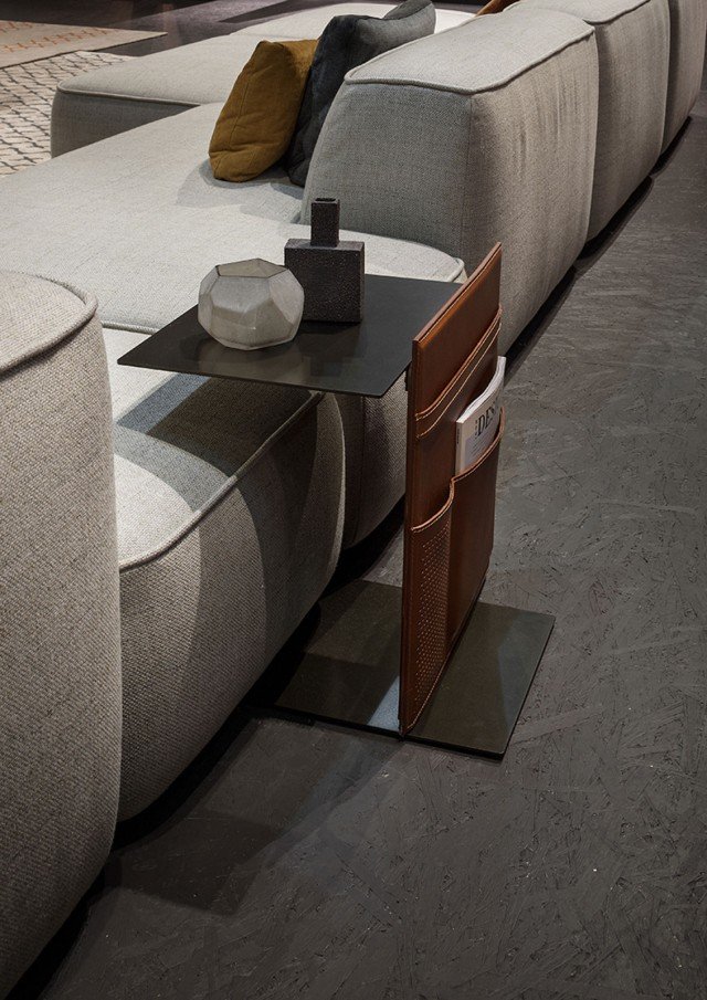 Note (design LucidiPevere) è perfetto per servire con eleganza e discrezione la zona relax, tenendo a portata di mano riviste, libri, telecomandi e dispositivi elettronici, ma anche penne e quaderni. Un tavolino di impronta razionalista che accosta in modo inedito un materiale industriale come il metallo con finitura bronzo a uno più prezioso, il cuoio color Whisky, ispirato ai set in pelle da scrivania. Misura L 54,8 x H 49 x P 44,3 cm. Note (design LucidiPevere) è perfetto per servire con eleganza e discrezione la zona relax, tenendo a portata di mano riviste, libri, telecomandi e dispositivi elettronici, ma anche penne e quaderni. Un tavolino di impronta razionalista che accosta in modo inedito un materiale industriale come il metallo con finitura bronzo a uno più prezioso, il cuoio color Whisky, ispirato ai set in pelle da scrivania. Misura L 54,8 x H 49 x P 44,3 cm.