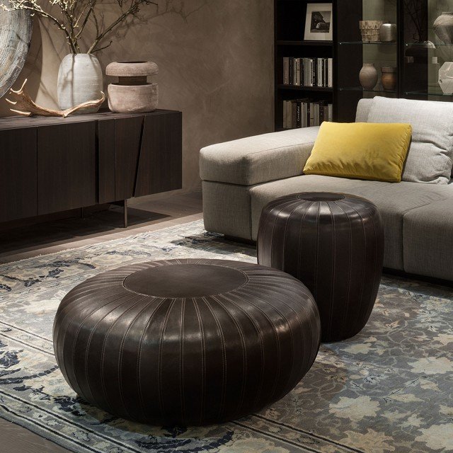 Il pouf Tod (design Ferruccio Laviani) ha una forma organica, vagamente ispirata a sedute di culture lontane. L’espressività dell’insieme è data dai dettagli costruttivi del rivestimento di pelle (o di tessuto), mix tra industrial design e artigianato: come le cuciture impunturate a rilievo che ricordano l’elevata maestria sartoriale che da sempre contraddistingue la produzione Lema. Due le versioni, Ø 89,7 x H 35 cm e Ø 50,6 x H 54 cm. Il pouf Tod (design Ferruccio Laviani) ha una forma organica, vagamente ispirata a sedute di culture lontane. L’espressività dell’insieme è data dai dettagli costruttivi del rivestimento di pelle (o di tessuto), mix tra industrial design e artigianato: come le cuciture impunturate a rilievo che ricordano l’elevata maestria sartoriale che da sempre contraddistingue la produzione Lema. Due le versioni, Ø 89,7 x H 35 cm e Ø 50,6 x H 54 cm.