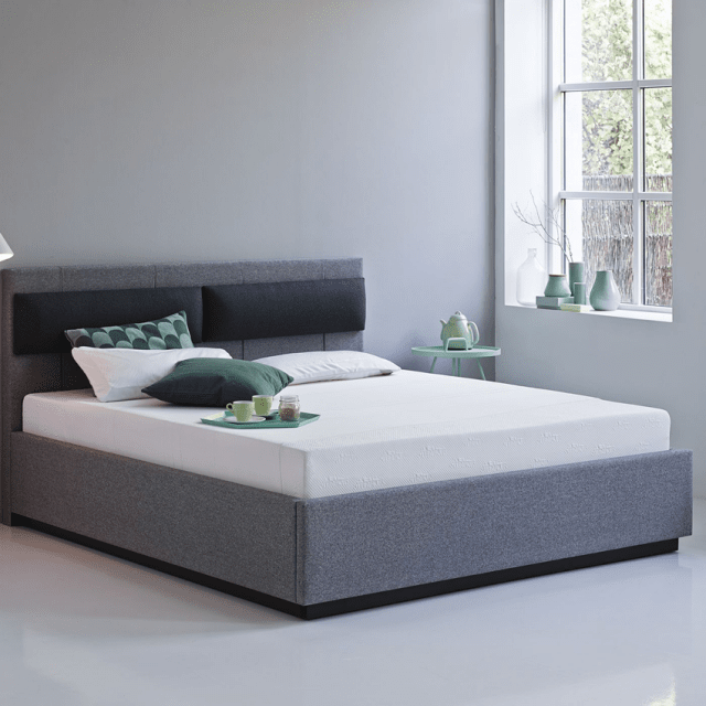 MATERASSO TEMPUR ORIGINAL BREEZE 22 Il materasso della collezione Original Breeze 22 di Tempur sostiene il corpo nella posizione confortevole, riducendo movimenti notturni e garantendo il massimo relax. L'esclusiva tecnologia Breeze, unita al sostegno rigido della collezione original, evita una sensazione di eccessivo calore donando sonno freschi e riposanti. Il materiale Tempur Climate è abbinato ad una fodera certificata, che non contiene sostanza nocive o allergeni, e studiata per disperdere l'umidità in eccesso, favorendo il flusso dell'aria e creando un micro-clima ottimale. Prezzo al pubblico da 1.500,00 euro a 2.750,00 euro a seconda delle dimensioni. HYPERLINK "http://www.tempur.com/"www.tempur.com modello precedente viene annullato e sostituito con quelle nuovo. MATERASSO TEMPUR ORIGINAL BREEZE 22 Il materasso della collezione Original Breeze 22 di Tempur sostiene il corpo nella posizione confortevole, riducendo movimenti notturni e garantendo il massimo relax. L'esclusiva tecnologia Breeze, unita al sostegno rigido della collezione original, evita una sensazione di eccessivo calore donando sonno freschi e riposanti. Il materiale Tempur Climate è abbinato ad una fodera certificata, che non contiene sostanza nocive o allergeni, e studiata per disperdere l'umidità in eccesso, favorendo il flusso dell'aria e creando un micro-clima ottimale. Prezzo al pubblico da 1.500,00 euro a 2.750,00 euro a seconda delle dimensioni. HYPERLINK "http://www.tempur.com/"www.tempur.com modello precedente viene annullato e sostituito con quelle nuovo.