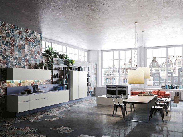 A Orange Evolution di Snaidero è una cucina giovane e attuale in cui si alternano elementi di contenimento monocromi, altri colorati e contenitori in metallo laccato. La grande libreria a giorno in alluminio verniciato focalizza l’attenzione e “lega” insieme la cucina e il living. I pensili sono dotati di un’unica anta basculante: una soluzione comoda e veloce per la dispensa. Prezzo su richiesta. www.snaidero.it A Orange Evolution di Snaidero è una cucina giovane e attuale in cui si alternano elementi di contenimento monocromi, altri colorati e contenitori in metallo laccato. La grande libreria a giorno in alluminio verniciato focalizza l’attenzione e “lega” insieme la cucina e il living. I pensili sono dotati di un’unica anta basculante: una soluzione comoda e veloce per la dispensa. Prezzo su richiesta. www.snaidero.it