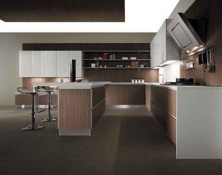 cucina con vetro bianco e Grainwood castagno per penisola e boiserie di Stratos di Mobilturi cucina con vetro bianco e Grainwood castagno per penisola e boiserie di Stratos di Mobilturi