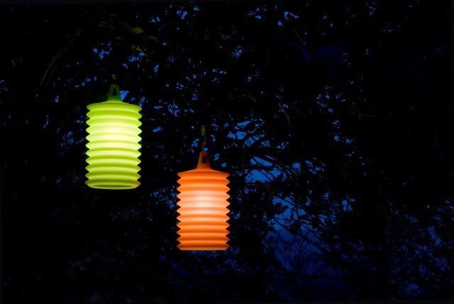 Lampion di Rotaliana ricorda le lanterne di carta orientali, ma ha il diffusore in silicone in tre colori e la lente in policarbonato che la rendono stagna; è dotata di un cavo elettrico rivestito in neoprene. Può essere appesa a parete o ai rami di un albero oppure appoggiata a terra. Misura ø 15 x H 27 cm. Prezzo 140 euro. www.rotaliana.com Lampion di Rotaliana ricorda le lanterne di carta orientali, ma ha il diffusore in silicone in tre colori e la lente in policarbonato che la rendono stagna; è dotata di un cavo elettrico rivestito in neoprene. Può essere appesa a parete o ai rami di un albero oppure appoggiata a terra. Misura ø 15 x H 27 cm. Prezzo 140 euro. www.rotaliana.com