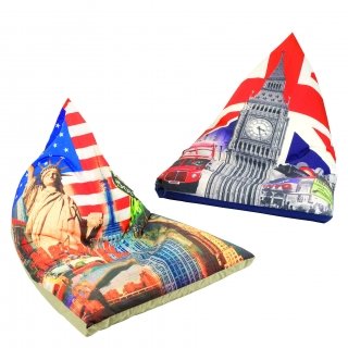Sono decorate da allegre stampe dedicate alle città di Londra e New York le poltroncine a sacco rivestite in tela e imbottite in poliestere. Misurano L 120 x P 95 x H 95 cm. Prezzo 250 euro cad. www.maiuguali.it Sono decorate da allegre stampe dedicate alle città di Londra e New York le poltroncine a sacco rivestite in tela e imbottite in poliestere. Misurano L 120 x P 95 x H 95 cm. Prezzo 250 euro cad. www.maiuguali.it