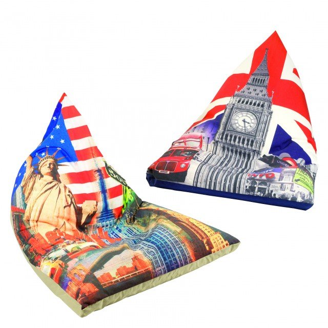 Sono decorate da allegre stampe dedicate alle città di Londra e New York le poltroncine a sacco rivestite in tela e imbottite in poliestere. Misurano L 120 x P 95 x H 95 cm. Prezzo 250 euro cad. www.maiuguali.it Sono decorate da allegre stampe dedicate alle città di Londra e New York le poltroncine a sacco rivestite in tela e imbottite in poliestere. Misurano L 120 x P 95 x H 95 cm. Prezzo 250 euro cad. www.maiuguali.it