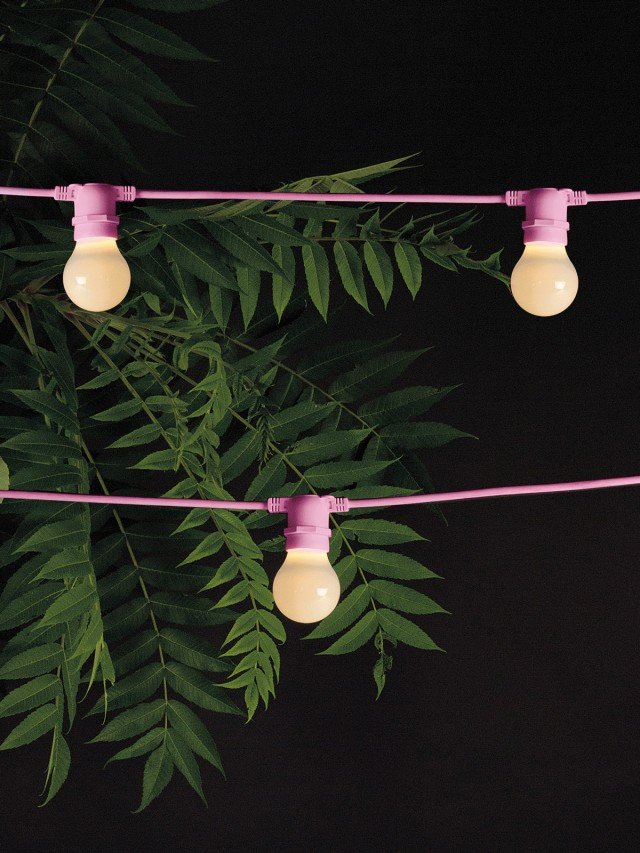 Bellavista di Seletti è una ghirlanda formata da dieci luci: è realizzata in silicone e plastica per poterla utizzare anche all'esterno e ha un trasformatore in dotazione. É disponibile in tre varianti di colore: bianco, nero e rosa confetto. Misura L 142 cm. Prezzo 87 euro. www.seletti.it Bellavista di Seletti è una ghirlanda formata da dieci luci: è realizzata in silicone e plastica per poterla utizzare anche all'esterno e ha un trasformatore in dotazione. É disponibile in tre varianti di colore: bianco, nero e rosa confetto. Misura L 142 cm. Prezzo 87 euro. www.seletti.it