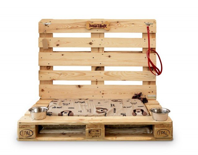 É interamente realizzata con pallet e imballaggi di legno riciclati la cuccia della linea 800x1200 Eco-Design di Conlegno; lateralmente è presente una parete attrezzata in cui poter riporre giochi e accessori del vostro cucciolo. Ogni pezzo è unico e realizzato artigianalmente, ha un design non convenzionale e un'anima ecologica. É disponibile in formati diversi. Prezzo su richiesta. www.800x1200.it É interamente realizzata con pallet e imballaggi di legno riciclati la cuccia della linea 800x1200 Eco-Design di Conlegno; lateralmente è presente una parete attrezzata in cui poter riporre giochi e accessori del vostro cucciolo. Ogni pezzo è unico e realizzato artigianalmente, ha un design non convenzionale e un'anima ecologica. É disponibile in formati diversi. Prezzo su richiesta. www.800x1200.it