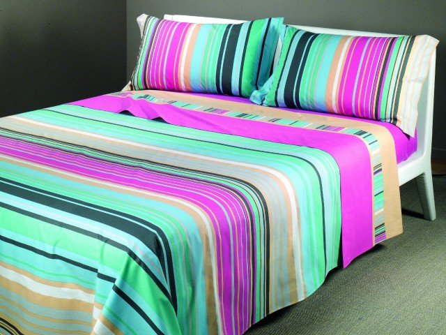 Lenzuola Copriletto Riga di Caleffi permette, grazie alla balza applicata decorata, di vestire perfettamente il letto, durante i mesi estivi, senza bisogno di un copriletto. É realizzato in puro cotone ed ha le federe dotate di volant. Prezzo a partire da 40,30 euro. www.caleffionline.it Lenzuola Copriletto Riga di Caleffi permette, grazie alla balza applicata decorata, di vestire perfettamente il letto, durante i mesi estivi, senza bisogno di un copriletto. É realizzato in puro cotone ed ha le federe dotate di volant. Prezzo a partire da 40,30 euro. www.caleffionline.it