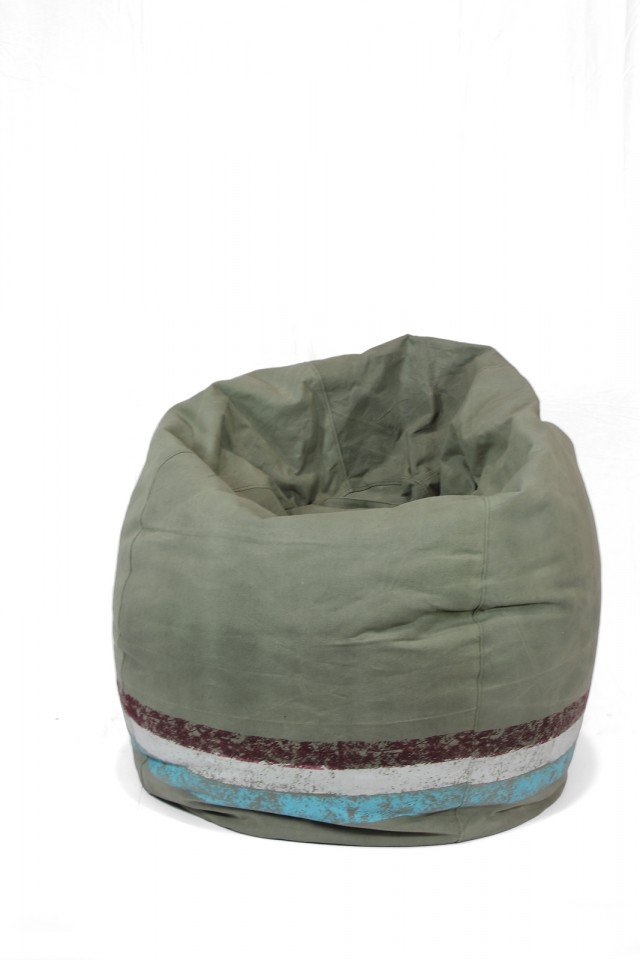 Postes di Novità Home è una poltrona sacco caratterizzata da un rivestimento in tela canvas riciclata color verde militare; è presente anche una fodera interna. È un pezzo dal fascino shabby chic. Misura ø 66 x H 97 cm. Prezzo 93 euro. www.novitahome.com Postes di Novità Home è una poltrona sacco caratterizzata da un rivestimento in tela canvas riciclata color verde militare; è presente anche una fodera interna. È un pezzo dal fascino shabby chic. Misura ø 66 x H 97 cm. Prezzo 93 euro. www.novitahome.com