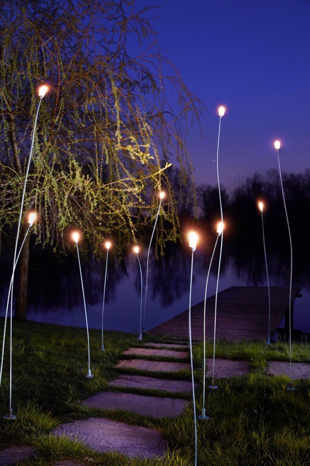 Mini Mini di Zava è caratterizzata da un sottile sostegno con finitura ottone brunito o verde rame che permette di inclinarla a piacere; la fonte luminosa è dotata di luce Led. É disponibile in tre altezze. Misura H 100 cm. Prezzo 292,80 euro. www.zavaluce.it Mini Mini di Zava è caratterizzata da un sottile sostegno con finitura ottone brunito o verde rame che permette di inclinarla a piacere; la fonte luminosa è dotata di luce Led. É disponibile in tre altezze. Misura H 100 cm. Prezzo 292,80 euro. www.zavaluce.it