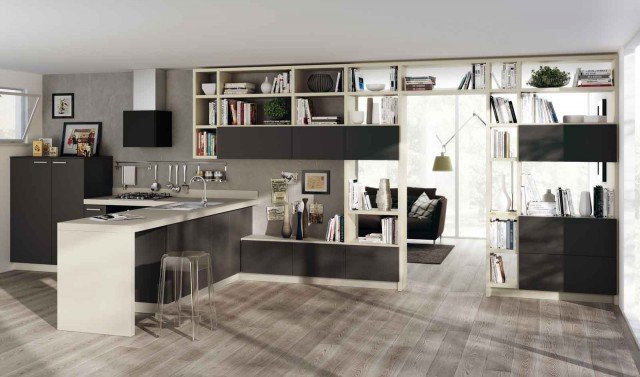 A Feel di Scavolini è caratterizzato dalla parete libreria Fluida che permette di integrare perfettamente il soggiorno e la cucina. Le basi della penisola e le ante sono in Laccato Opaco Grigio Ferro come gli armadi dispensa, la struttura della libreria invece è in Decorativo Grigio Gabbiano. Prezzo su richiesta. www.scavolini.com A Feel di Scavolini è caratterizzato dalla parete libreria Fluida che permette di integrare perfettamente il soggiorno e la cucina. Le basi della penisola e le ante sono in Laccato Opaco Grigio Ferro come gli armadi dispensa, la struttura della libreria invece è in Decorativo Grigio Gabbiano. Prezzo su richiesta. www.scavolini.com