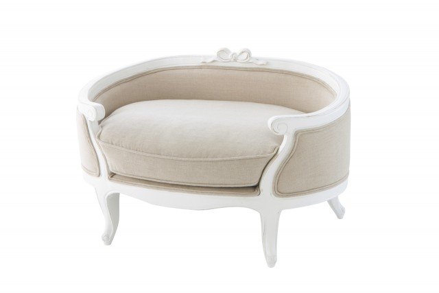 Charlotte di Maisons du monde è un divanetto con la struttura in pino massiccio color bianco che si rifà ai modelli del passato; dispone di un morbido cuscino sfoderabile rivestito in tessuto beige. Lo schienale è impreziosito da un fiocchetto intagliato. Misura L 82 x P 58 x H 51 cm. Prezzo 189,90 euro. www.maisonsdumonde.com Charlotte di Maisons du monde è un divanetto con la struttura in pino massiccio color bianco che si rifà ai modelli del passato; dispone di un morbido cuscino sfoderabile rivestito in tessuto beige. Lo schienale è impreziosito da un fiocchetto intagliato. Misura L 82 x P 58 x H 51 cm. Prezzo 189,90 euro. www.maisonsdumonde.com
