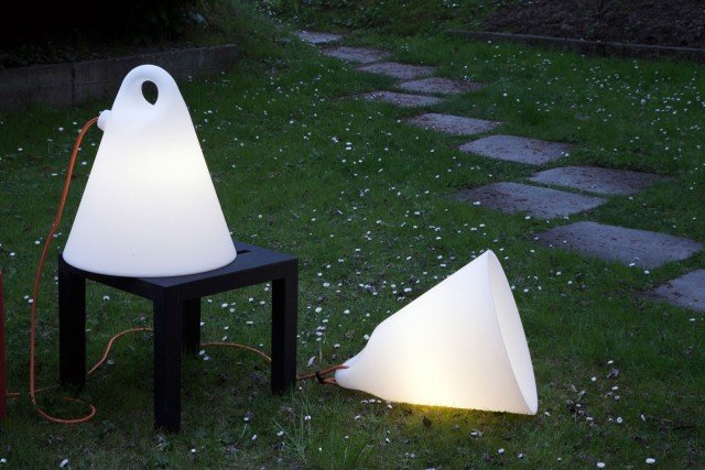 Trilly di Martinelli Luce è una lampada dal design pulito realizzata in polietilene bianco che può essere sospesa tra i rami con il cavo arancione o appoggiata direttamente sul prato. Misura ø 45 x H 50 cm. Prezzo 262 euro. www.martinelliluce.it Trilly di Martinelli Luce è una lampada dal design pulito realizzata in polietilene bianco che può essere sospesa tra i rami con il cavo arancione o appoggiata direttamente sul prato. Misura ø 45 x H 50 cm. Prezzo 262 euro. www.martinelliluce.it