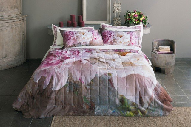 Maxi Camelie di Fazzini è un completo da letto in raso di puro cotone tinta unita caratterizzato dalla balza del lenzuolo e dalla parte superiore delle federe stampata in digitale ad altissima risoluzione. É disponibile anche un quilt trapuntato coordinato. Prezzo 125 euro. www.fazzinihome.com Maxi Camelie di Fazzini è un completo da letto in raso di puro cotone tinta unita caratterizzato dalla balza del lenzuolo e dalla parte superiore delle federe stampata in digitale ad altissima risoluzione. É disponibile anche un quilt trapuntato coordinato. Prezzo 125 euro. www.fazzinihome.com