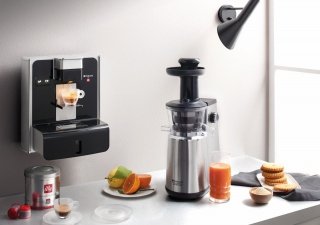 Lo Slow Juicer di Hotpoint Ariston è facile da assemblare in quanto è composto da 4 elementi che si incastrano facilmente tra di loro ed è anche facile da pulire: basta versare un po’ d’acqua attivare la funzione reverse e tutti i residui di frutta e verdura scivolano via. Ha contenitore da 1 litro. Prezzo 199,90 euro. www.hotpoint-ariston.it Lo Slow Juicer di Hotpoint Ariston è facile da assemblare in quanto è composto da 4 elementi che si incastrano facilmente tra di loro ed è anche facile da pulire: basta versare un po’ d’acqua attivare la funzione reverse e tutti i residui di frutta e verdura scivolano via. Ha contenitore da 1 litro. Prezzo 199,90 euro. www.hotpoint-ariston.it