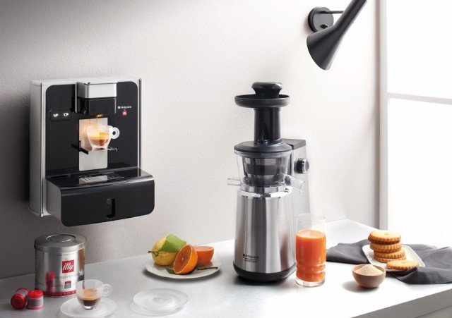 Lo Slow Juicer di Hotpoint Ariston è facile da assemblare in quanto è composto da 4 elementi che si incastrano facilmente tra di loro ed è anche facile da pulire: basta versare un po’ d’acqua attivare la funzione reverse e tutti i residui di frutta e verdura scivolano via. Ha contenitore da 1 litro. Prezzo 199,90 euro. www.hotpoint-ariston.it Lo Slow Juicer di Hotpoint Ariston è facile da assemblare in quanto è composto da 4 elementi che si incastrano facilmente tra di loro ed è anche facile da pulire: basta versare un po’ d’acqua attivare la funzione reverse e tutti i residui di frutta e verdura scivolano via. Ha contenitore da 1 litro. Prezzo 199,90 euro. www.hotpoint-ariston.it