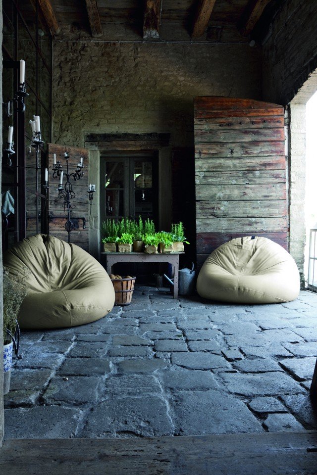 La poltrona/pouff Pood di Twils è imbottita in espanso ad alta densità con palline piccolissime; è disponibile con rivestimento in tutta la gamma in tessuto, in pelle o in ecopelle. Misura L 90 x P 90 x H 90 cm. Prezzo 699 euro per la versione base in tessuto misto cotone. www.twils.it La poltrona/pouff Pood di Twils è imbottita in espanso ad alta densità con palline piccolissime; è disponibile con rivestimento in tutta la gamma in tessuto, in pelle o in ecopelle. Misura L 90 x P 90 x H 90 cm. Prezzo 699 euro per la versione base in tessuto misto cotone. www.twils.it