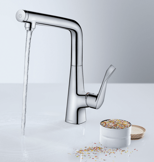 Nel miscelatore Metris di Hangrohe il pulsante Select facilita interrompere o aprire il flusso d’acqua. La maniglia ergonomica permette il controllo della portata d’acqua e della temperatura che si possono anche pre-impostare. In finitura cromo, prezzo 515 euro. www.hansgrohe Nel miscelatore Metris di Hangrohe il pulsante Select facilita interrompere o aprire il flusso d’acqua. La maniglia ergonomica permette il controllo della portata d’acqua e della temperatura che si possono anche pre-impostare. In finitura cromo, prezzo 515 euro. www.hansgrohe
