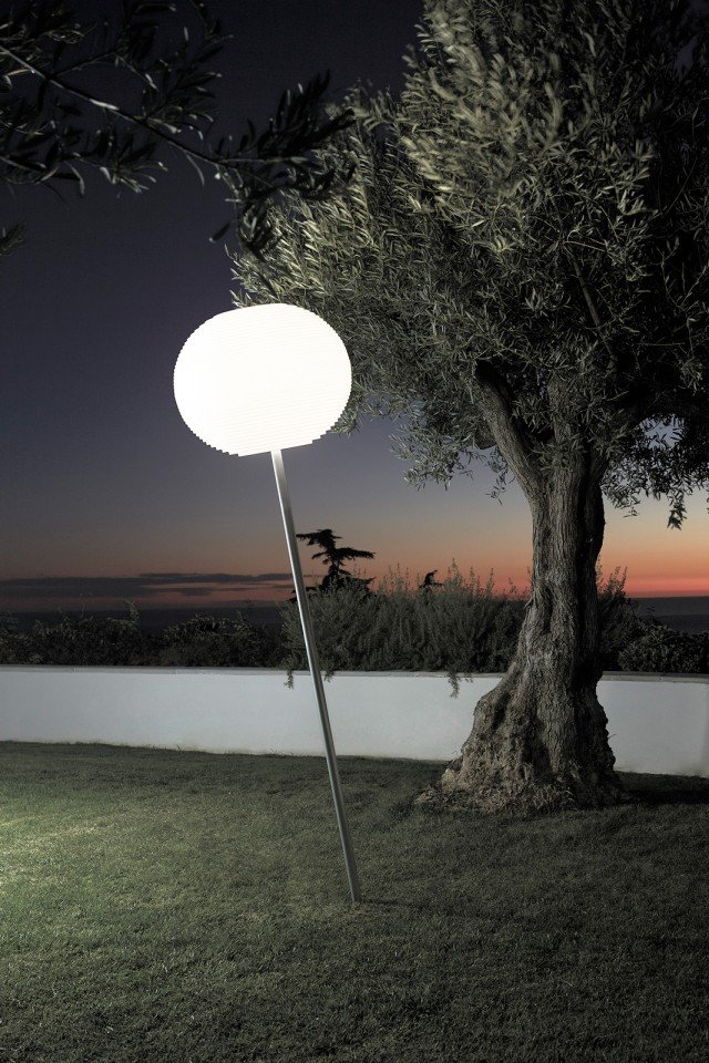 Fiaccola Molly di Slide è una lampada da terra formata da un'asta di metallo che può essere fissata nel terreno e da un diffusore rotondo in polietilene candido. Misura ø 52 x H 165 cm. Prezzo 292,80 euro. www.slidedesign.it Fiaccola Molly di Slide è una lampada da terra formata da un'asta di metallo che può essere fissata nel terreno e da un diffusore rotondo in polietilene candido. Misura ø 52 x H 165 cm. Prezzo 292,80 euro. www.slidedesign.it
