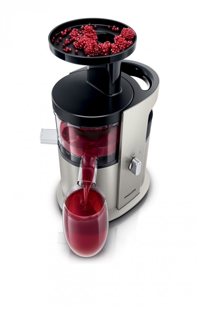 SlowJuicer HR1882 della linea Avance Collection di Philips ha una spremitura lenta di soli 60 giri al minuto, che consente di estrarre dalla frutta e dalla verdura un succo concentrato e ricco di fibre. Ha capienza di 1,5 litri e potenza di 200 watt. Prezzo 314,99 euro. www.philips.it SlowJuicer HR1882 della linea Avance Collection di Philips ha una spremitura lenta di soli 60 giri al minuto, che consente di estrarre dalla frutta e dalla verdura un succo concentrato e ricco di fibre. Ha capienza di 1,5 litri e potenza di 200 watt. Prezzo 314,99 euro. www.philips.it