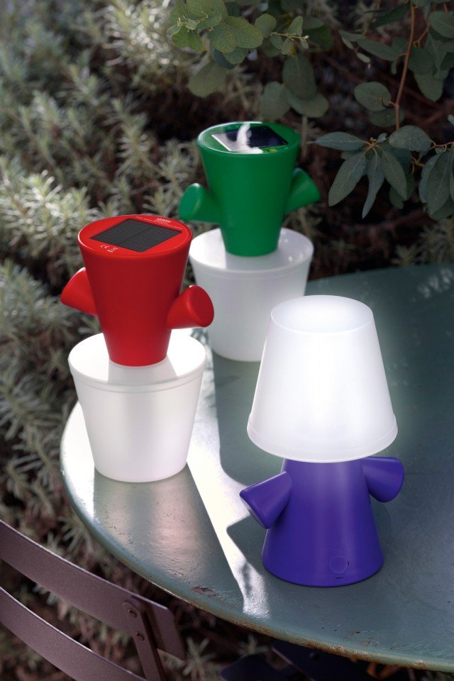 Greenman di Lexon distribuita da Gift Company Italy è una lampada da tavolo alimentata ad energia solare grazie ad un piccolo pannello applicato sulla base; è interamente realizzata in Abs e resistente all'acqua. Misura L 14,2 x P 12 x H 21 cm. Prezzo 47,90 euro. www.giftcompany.it Greenman di Lexon distribuita da Gift Company Italy è una lampada da tavolo alimentata ad energia solare grazie ad un piccolo pannello applicato sulla base; è interamente realizzata in Abs e resistente all'acqua. Misura L 14,2 x P 12 x H 21 cm. Prezzo 47,90 euro. www.giftcompany.it