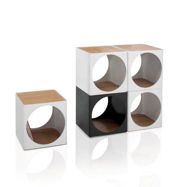 Ring di B-Line è un modulo contenitore che ha il guscio realizzato in lamiera verniciata e due ripiani in legno di rovere. Può essere impilato per dare vita ad una composizione personalizzata in base allo spazio disponibile e alle esigenze. Misura L 38 x P 38 x H 38 cm. Prezzo 364 euro. www.b-line.it Ring di B-Line è un modulo contenitore che ha il guscio realizzato in lamiera verniciata e due ripiani in legno di rovere. Può essere impilato per dare vita ad una composizione personalizzata in base allo spazio disponibile e alle esigenze. Misura L 38 x P 38 x H 38 cm. Prezzo 364 euro. www.b-line.it