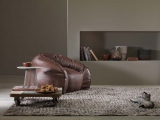 Hug di My Home Collection è una poltrona destrutturata che ci accoglie come un batuffolo rilassante; è rivestita in pelle o in tessuto, è imbottita in polistirene, memofill e fiberlatex. Misura L 120 x P 110 x H 65 cm. Prezzo 1.020 euro. www.myhomecollection.it Hug di My Home Collection è una poltrona destrutturata che ci accoglie come un batuffolo rilassante; è rivestita in pelle o in tessuto, è imbottita in polistirene, memofill e fiberlatex. Misura L 120 x P 110 x H 65 cm. Prezzo 1.020 euro. www.myhomecollection.it