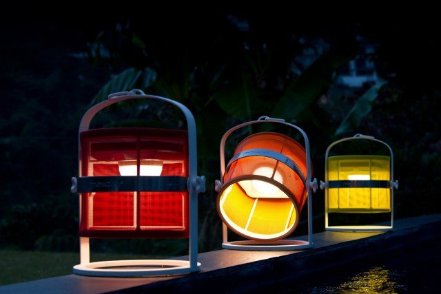 La Lampe Petite di Maiori in vendita su Made in design è un modello alimentato a energia solare dotato di Led che offrono fino a nove ore di illuminazione. Il paralume è realizzato in tessuto tecnico e la struttura in alluminio ha una comoda maniglia. Inoltre permette di modulare l'intensità della luce a tre livelli. Misura ø 24,5 x H 33,2 cm. Prezzo 239 euro. www.madeindesign.it La Lampe Petite di Maiori in vendita su Made in design è un modello alimentato a energia solare dotato di Led che offrono fino a nove ore di illuminazione. Il paralume è realizzato in tessuto tecnico e la struttura in alluminio ha una comoda maniglia. Inoltre permette di modulare l'intensità della luce a tre livelli. Misura ø 24,5 x H 33,2 cm. Prezzo 239 euro. www.madeindesign.it