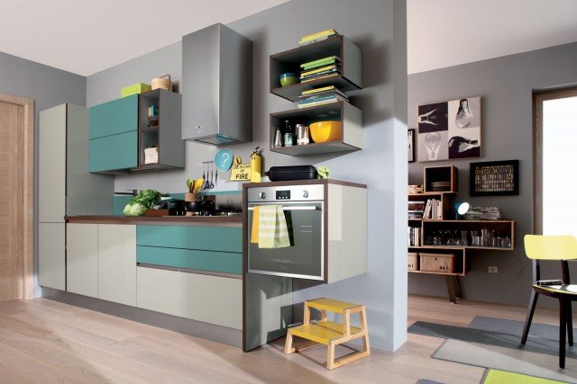 Start-Time.Go di Veneta Cucine è formata da elementi design in tre colorazioni che creano una raffinata composizione a parete; le ante si aprono attraverso una gola. Un tocco originale è dato dall’elemento sospeso in cui è alloggiato il forno. Prezzo su richiesta. www.venetacucine.com Start-Time.Go di Veneta Cucine è formata da elementi design in tre colorazioni che creano una raffinata composizione a parete; le ante si aprono attraverso una gola. Un tocco originale è dato dall’elemento sospeso in cui è alloggiato il forno. Prezzo su richiesta. www.venetacucine.com