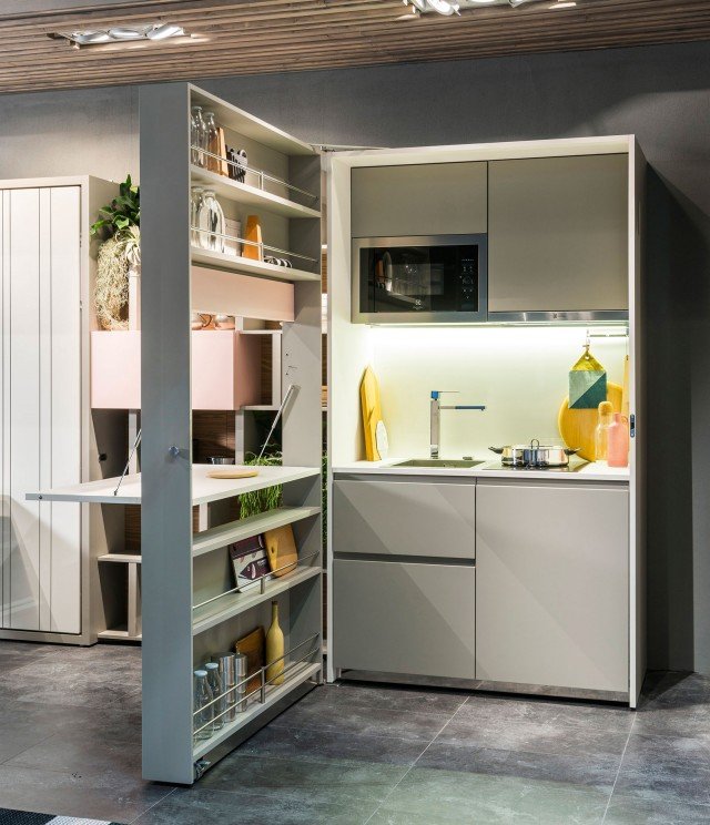 Kitchen Box di Clei è una cucina monoblocco che quando non serve scompare: è formata da due elementi attrezzati che si aprono a libro mediante una grande anta girevole su ruota. In uno sono presenti la dispensa e un tavolo ribaltabile, nell’altro il lavello e tutti gli elettrodomestici. Misura L 124,8 x P 62,3 x H 220 cm. Prezzo su richiesta. www.clei.it Kitchen Box di Clei è una cucina monoblocco che quando non serve scompare: è formata da due elementi attrezzati che si aprono a libro mediante una grande anta girevole su ruota. In uno sono presenti la dispensa e un tavolo ribaltabile, nell’altro il lavello e tutti gli elettrodomestici. Misura L 124,8 x P 62,3 x H 220 cm. Prezzo su richiesta. www.clei.it
