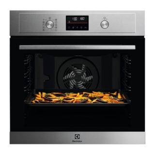La funzione pirolitica permette di mantenere come nuovo il forno Multifunzione AirFry Serie 700 EOM4P46TX di Electrolux. Le pareti si puliscono perfettamente anche nel caso di utilizzo di funzioni particolari come quella combinata con la teglia AirFry per rendere croccanti gli alimenti come in una friggitrice ad aria. In classe A+, è capiente 72 litri. Largo 60 cm. Prezzo 809 euro. www.electrolux.it
