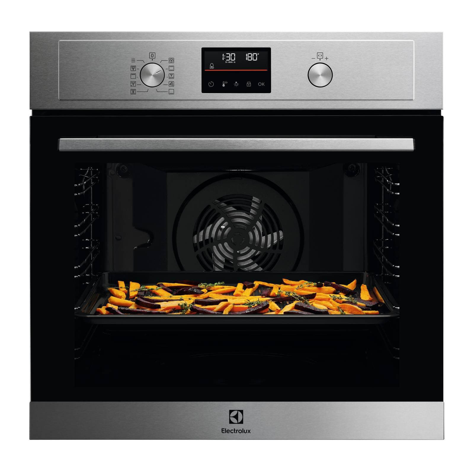 La funzione pirolitica permette di mantenere come nuovo il forno Multifunzione AirFry Serie 700 EOM4P46TX di Electrolux. Le pareti si puliscono perfettamente anche nel caso di utilizzo di funzioni particolari come quella combinata con la teglia AirFry per rendere croccanti gli alimenti come in una friggitrice ad aria. In classe A+, è capiente 72 litri. Largo 60 cm. Prezzo 809 euro. www.electrolux.it